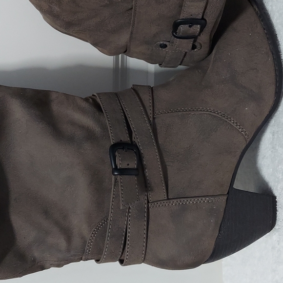 Mudd brown size 10 buckle on the side boots. - Picture 2 of 6